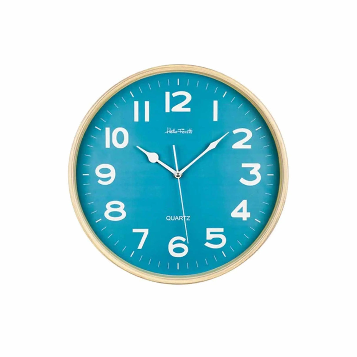 ساعة حائط مصنوعة من مواد مختلفة