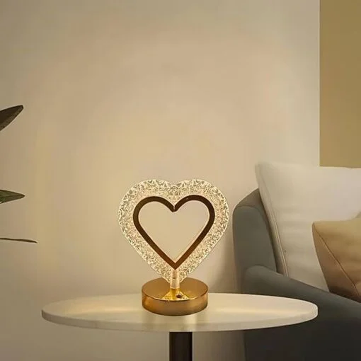 مصباح طاولة حديث على شكل قلب مصنوع من الكريستال مع إضاءة ليد