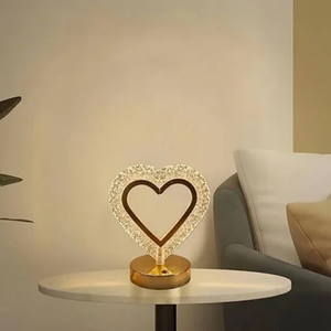 مصباح طاولة حديث على شكل قلب مصنوع من الكريستال مع إضاءة ليد