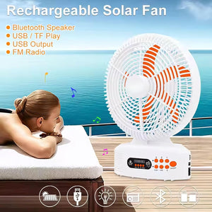 مروحة قابلة لإعادة الشحن مزودة بسماعة بلوتوث، وإضاءة LED، وشحن بالطاقة الشمسية - تعمل بالتيار المتردد/المستمر مع راديو مدمج وبطارية متنقلة