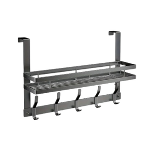 علاقة ملابس مثبتة على الحائط مع رفوف